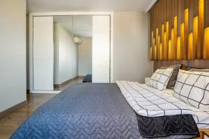 ein Schlafzimmer mit einem großen Bett mit einer Bank darauf in der Unterkunft Modern Stylish Flat in The Center of The City in Istanbul