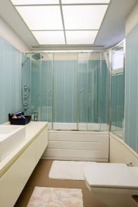 W łazience znajduje się umywalka, prysznic i toaleta. w obiekcie Modern Stylish Flat in The Center of The City w Stambule