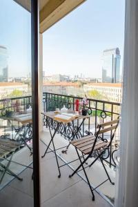 eine Terrasse mit einem Tisch und Stühlen auf dem Balkon in der Unterkunft Modern Stylish Flat in The Center of The City in Istanbul