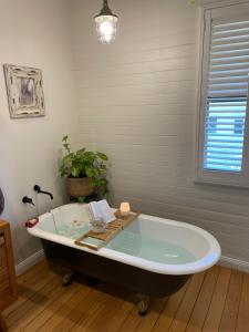 Koupelna v ubytování Entire Boutique Home - The Rustic Cottage - Canungra + 31 fotografií