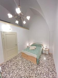 - une chambre avec un lit et un lustre dans l'établissement Stelle secolari, à Corsano