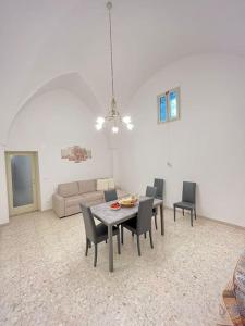 - un salon avec une table, des chaises et un canapé dans l'établissement Stelle secolari, à Corsano