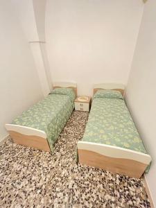 - 2 lits dans une pièce avec un étage dans l'établissement Stelle secolari, à Corsano