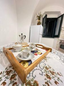 - une table avec un plateau pourvu de bols et de tasses dans l'établissement Stelle secolari, à Corsano