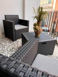 une terrasse avec une table, une chaise et une plante dans l'établissement Stelle secolari, à Corsano