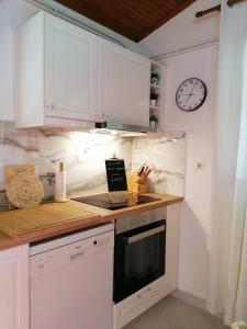 A kitchen or kitchenette at Tota's Family House