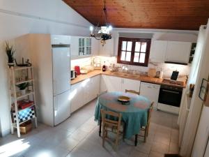 A kitchen or kitchenette at Tota's Family House