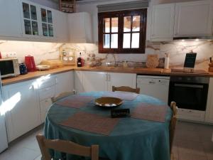 A kitchen or kitchenette at Tota's Family House