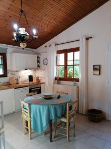 A kitchen or kitchenette at Tota's Family House