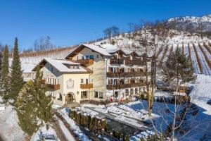 uma vista aérea de um hotel na neve em Solaia Hotel & Guesthouse em Castelrotto