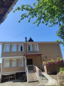 uma casa grande com uma escada em frente em BadalApart em Ardeşen