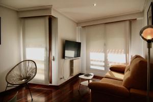 Телевизор и/или развлекательный центр в 1E.Tranquilo y soleado en la Plaza de las Mercedes