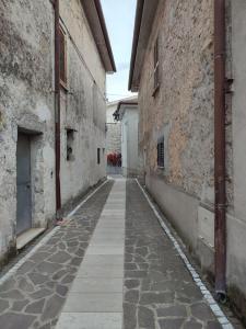 een leeg steegje met een gebouw en een stenen stoep bij Appartamento in borgo storico in San Giorgio a Liri