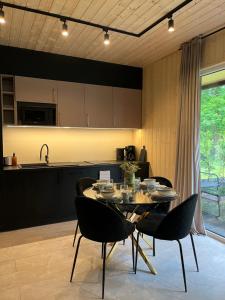 a kitchen and dining room with a table and chairs at MikroKlimat Premium in Jarosławiec