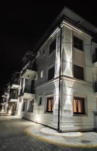 un edificio con luces de noche. en Apartman Modiano en Vrnjačka Banja