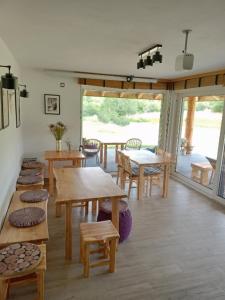 Habitación con mesas y bancos de madera y patio. en Wetlina Poza Trasą, en Wetlina