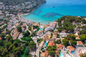 una vista aérea de una ciudad y del océano en El Portet Moraira Apartment Ella, en Moraira