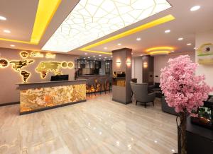 un vestíbulo de un hotel con flores rosas en Selia SUİTES, en Trabzon