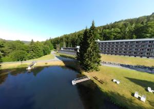 einem Luftblick auf ein Hotel und einen Fluss in der Unterkunft Hotel Schwarzbachtal Hideaway in Erlbach