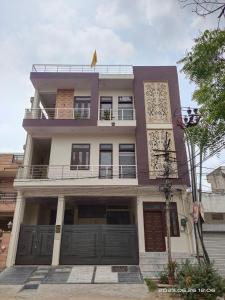 ein hohes Gebäude mit einem Balkon und einem Balkon in der Unterkunft Manu Villa A Royal Stay in Jaipur