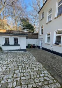 una entrada de piedra frente a una casa blanca en Monteurszimmer in Hof, en Hof