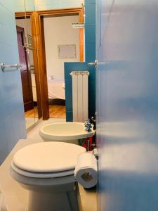 ein Badezimmer mit einem weißen WC und einem Waschbecken in der Unterkunft Casa Campuccio -Appartamento Campuccio1 e Appartamento Campuccio 2 in Florenz