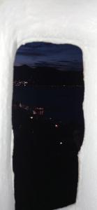 uma vista da cidade a partir de uma janela à noite em Panorama Appartment em Agia Marina