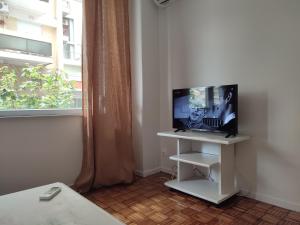 Televízia a/alebo spoločenská miestnosť v ubytovaní Emme Central - small and cozy