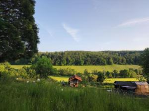 un campo con una casa en medio de un campo en romantische Ferienwohnung im Vogelsbergkreis, 