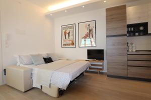 ein Schlafzimmer mit einem Bett und einem TV in der Unterkunft Casanova Luxury Home in Verona