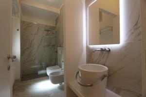 ein Bad mit einem Waschbecken, einem WC und einer Dusche in der Unterkunft Casanova Luxury Home in Verona