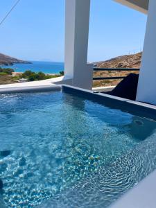 una piscina con vistas al océano en Vie rêvée luxury suites en Ganema