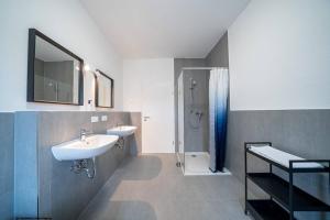 La salle de bains est pourvue de 2 lavabos et d'une douche. dans l'établissement DQ03 - Geräumige Monteurwohnung Koblenz, à Coblence