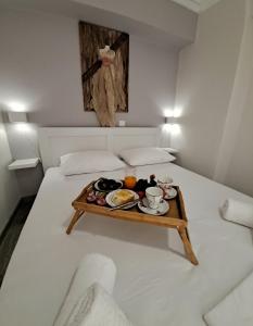 ein Tablett mit Essen auf dem Bett in der Unterkunft Xylokastro cozy apartment in Xylokastro