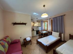 een woonkamer met een bed en een bank bij Διαμέρισμα 4 ατόμων-Cozy Family apartment close to the most beautiful beaches in Athanion