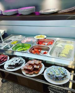 un frigorifero pieno di diversi tipi di alimenti su piatti di No Problem Pansiyon & Alkaya a Tekirdağ
