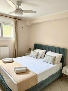 una camera da letto con un grande letto con due cuscini di iasonas house a Città di Corfù