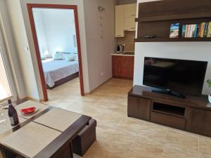 TV a/nebo společenská místnost v ubytování Komfortowy Apartament w Blue Mare