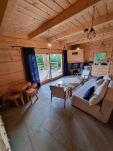 Domek w drapie في Lubomierz: غرفة معيشة كبيرة مع أريكة وطاولة