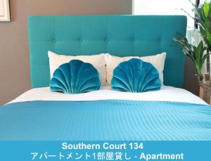 藤澤的住宿－Enoshima Guest House 134 / Vacation STAY 60850，一张蓝色的床,上面有两个蓝色的枕头