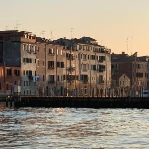 um grupo de edifícios ao lado de uma massa de água em Romantic enchantment with private bathroom em Veneza