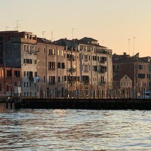 un grupo de edificios junto a una masa de agua en Romantic enchantment with private bathroom, en Venecia