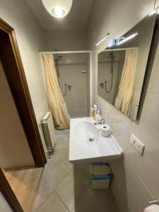 y baño con lavabo blanco y ducha. en Romantic enchantment with private bathroom, en Venecia