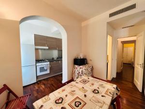 una cucina e una sala da pranzo con tavolo in una stanza di YourHome - Villa Sorrento a Meta