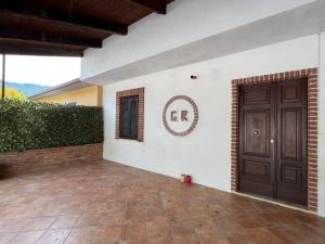 Habitación con puerta y suelo de baldosa. en B&B EMPIRA Lamezia Terme, en Lamezia Terme