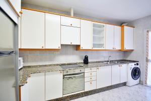 Kuchyňa alebo kuchynka v ubytovaní Apartamento en Fefiñanes, Cambados
