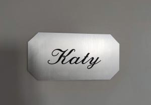 a white paper hanging on a wall with the word shiny at Casa Ilanga in Cannero Riviera