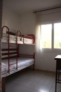 2 łóżka piętrowe w pokoju z oknem w obiekcie Mas Mundo - 4 Ferienhäuser in Calonge / Girona w mieście Girona