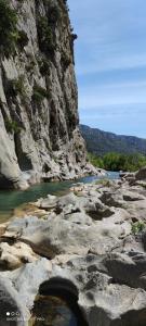 een rivier met rotsen voor een berg bij Studio proche de Perpignan in Peyrestortes