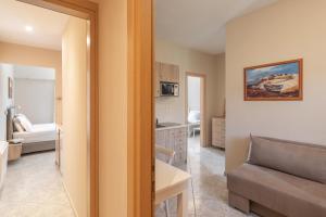 A seating area at Harmony Apartments